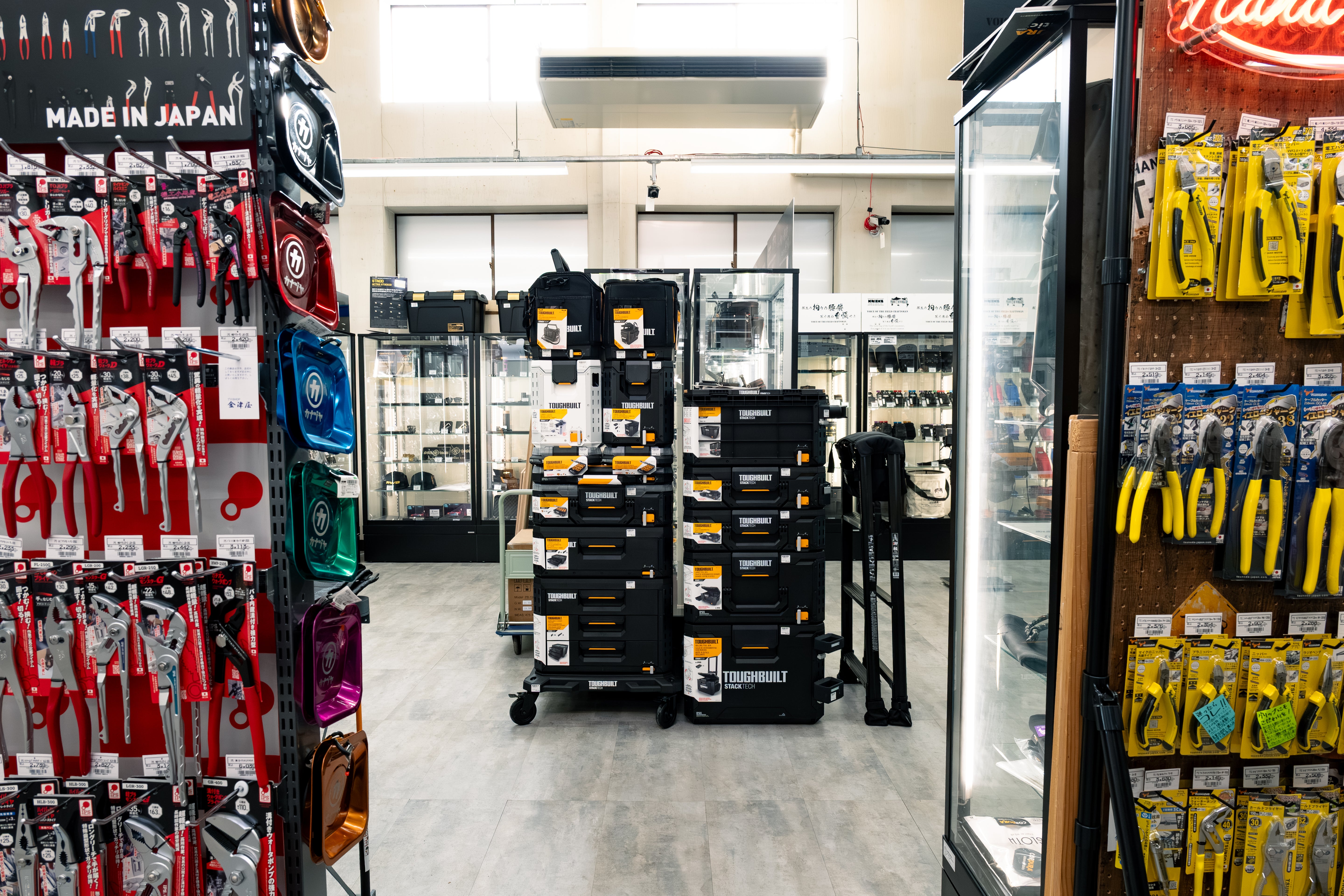 プロSHOP金津屋の店内