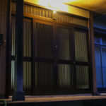 【五泉市】和風住宅の雰囲気をそのままに木製玄関をアルミ玄関へリフォーム！夜の雰囲気がすごくいい！