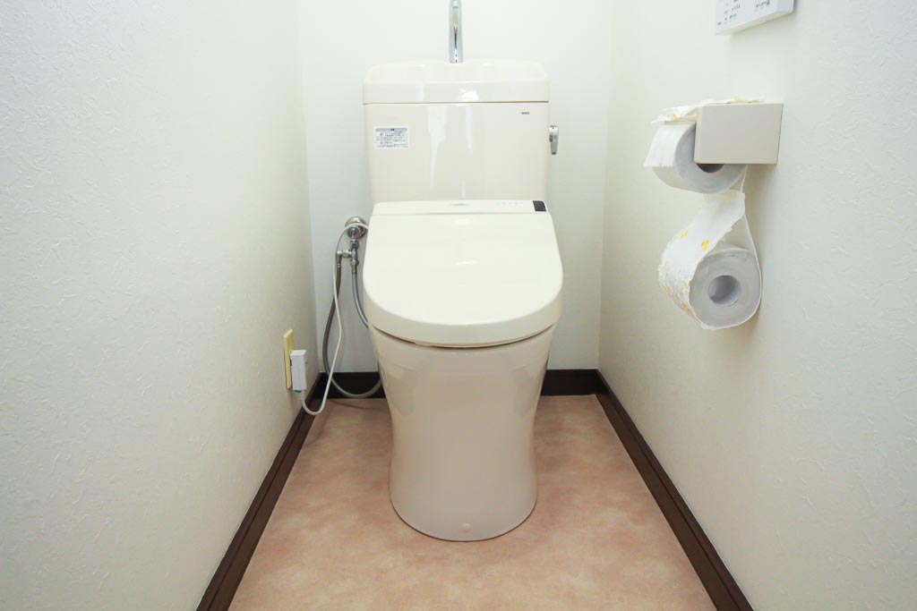 【五泉市】シンプルでお掃除しやすい節水トイレ！内装も一緒にリフォーム、明るくて清潔感あふれるトイレに大変身