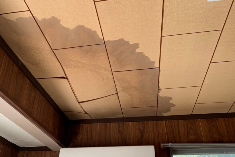 天井から雨漏り 原因は屋根瓦の破損 壁紙まで張替えて明るいお部屋に 充電工具 作業工具 リフォームの株式会社金津屋