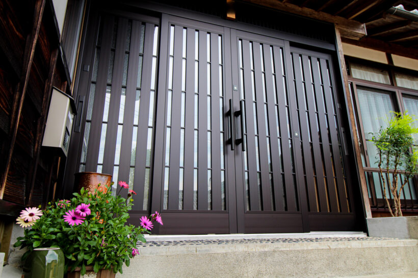 【阿賀町S様】落ち着いた町屋風デザインの玄関リフォーム！網戸から気持ちのいい風が入ります！